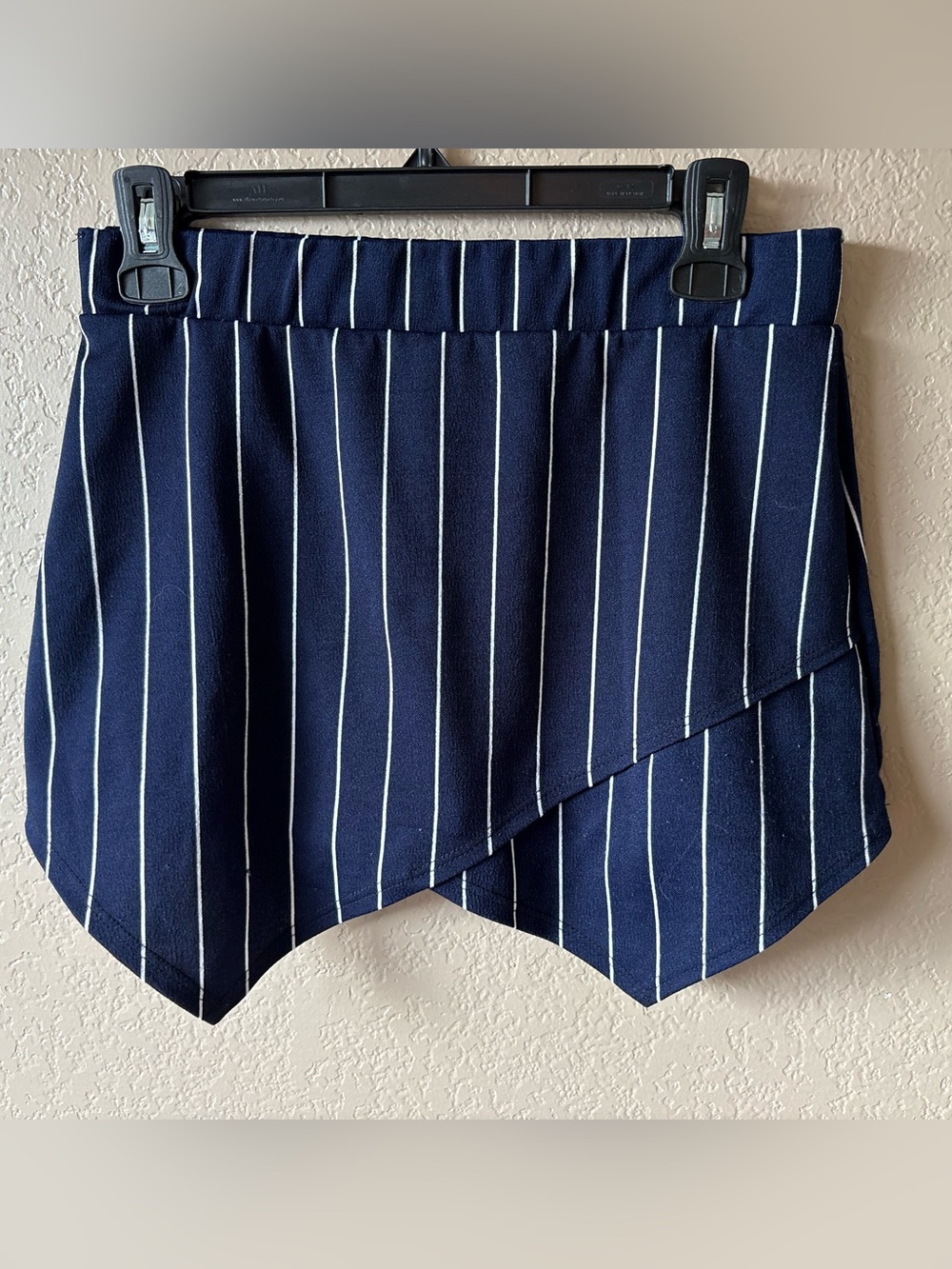 January 7 USA Skort Navy Blue Pin Stripe Pull on stretchy asymetrical Size L